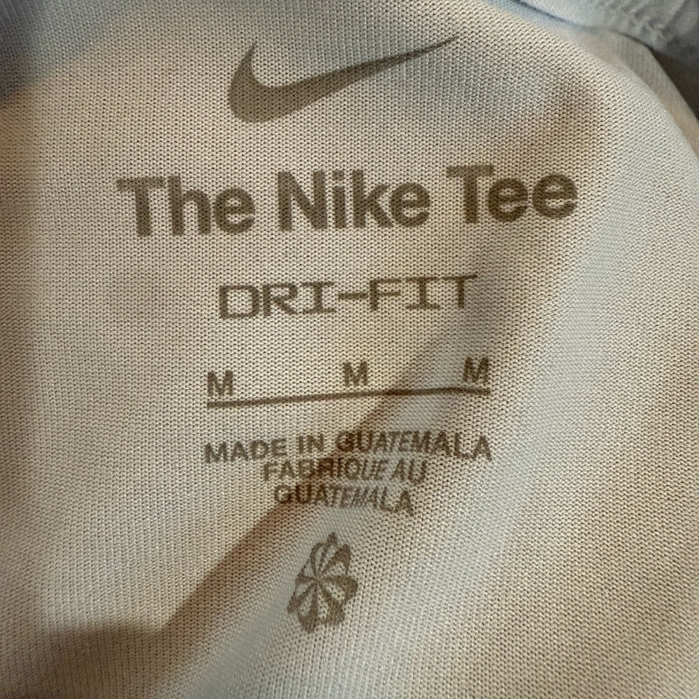 Nike Women's light blue Short Sleeve Tee Size Medium - Picture 4 of 7